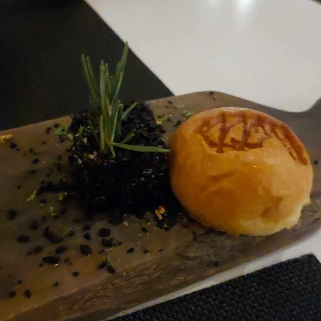 pancito de la casa c9n mantequilla de aceituna negra