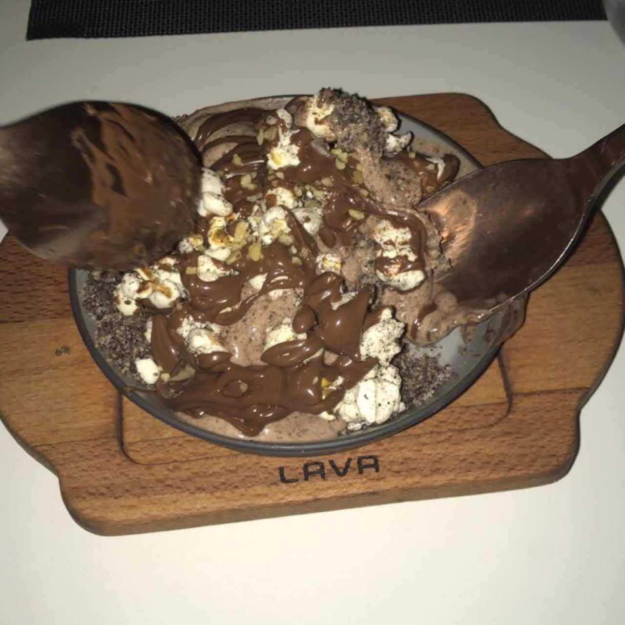postre de helado de chocolate con nutella y pop corn