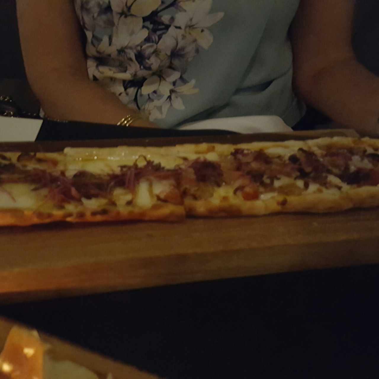 Pizzeta con cebolla caramelizada