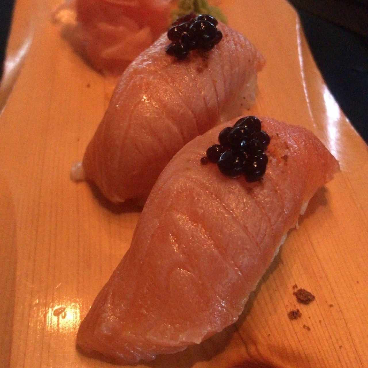 Nigiri de salmon y caviar 