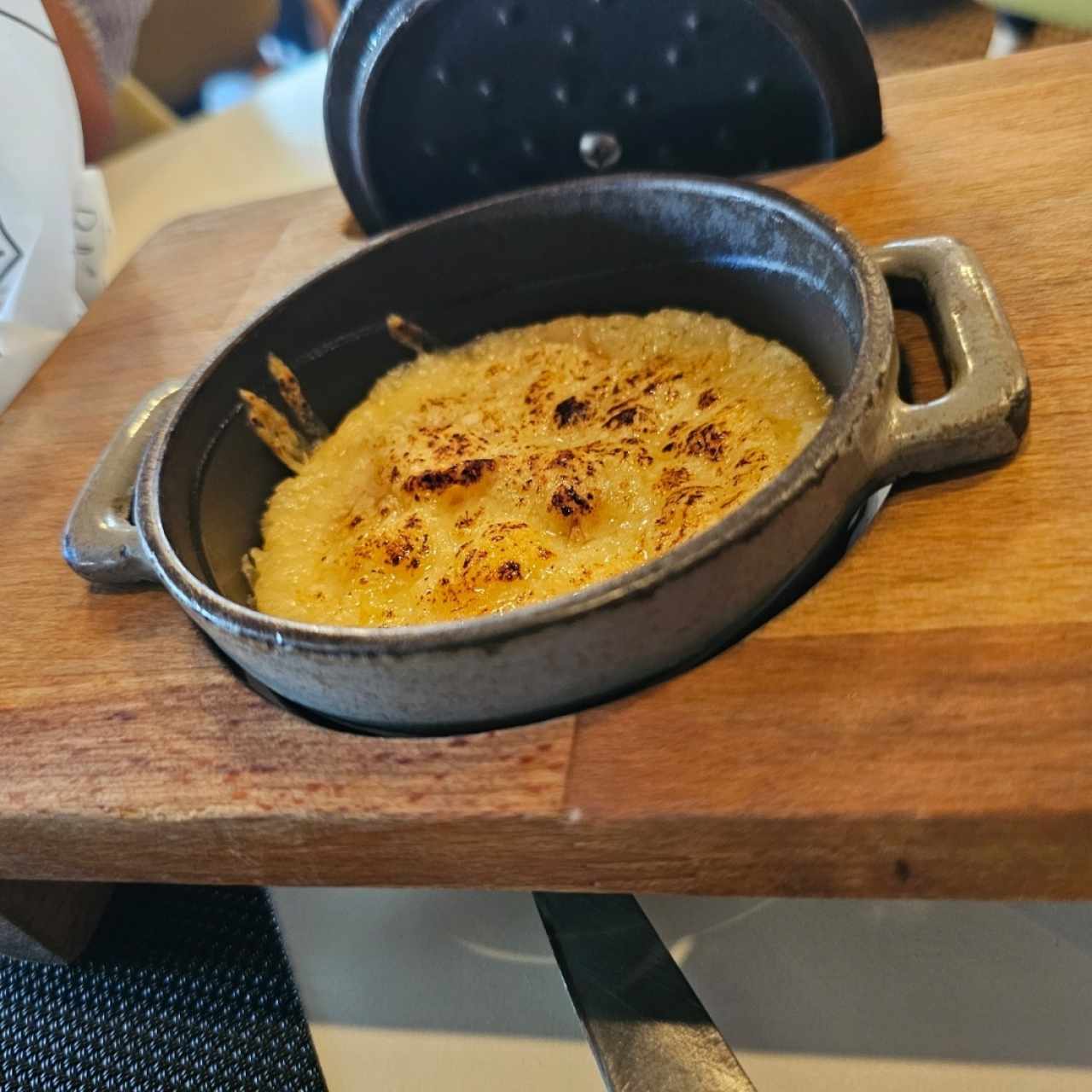 Puré de papas con chips crocantes