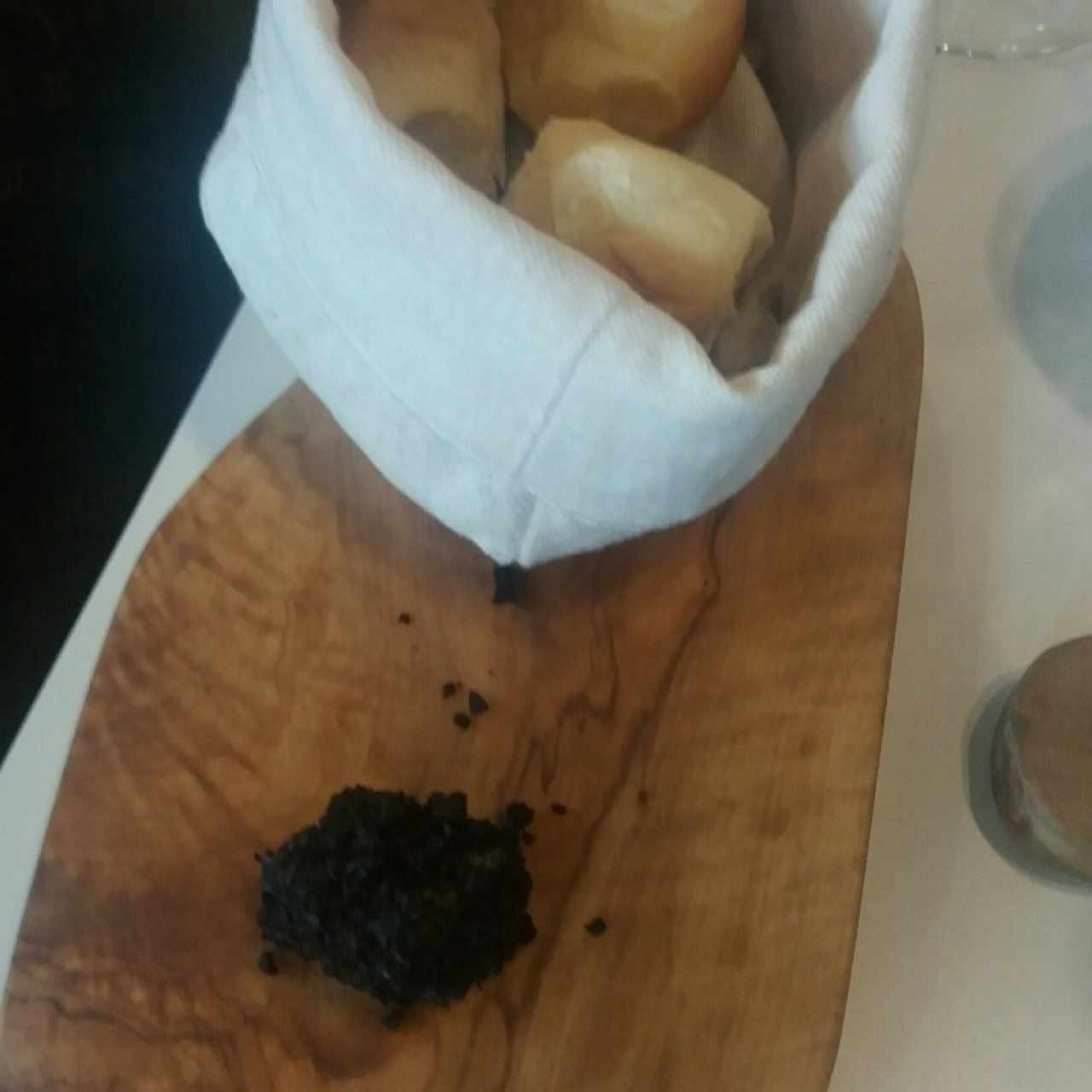 Pan de la casa con Mantequilla forrada en Olivas