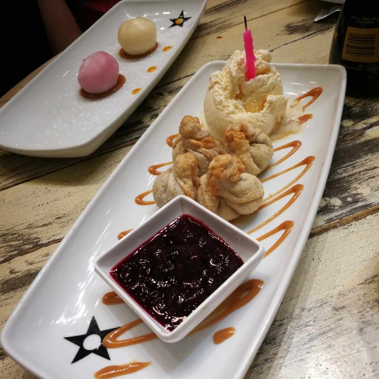 Wontons de queso y dulce de leche con helado