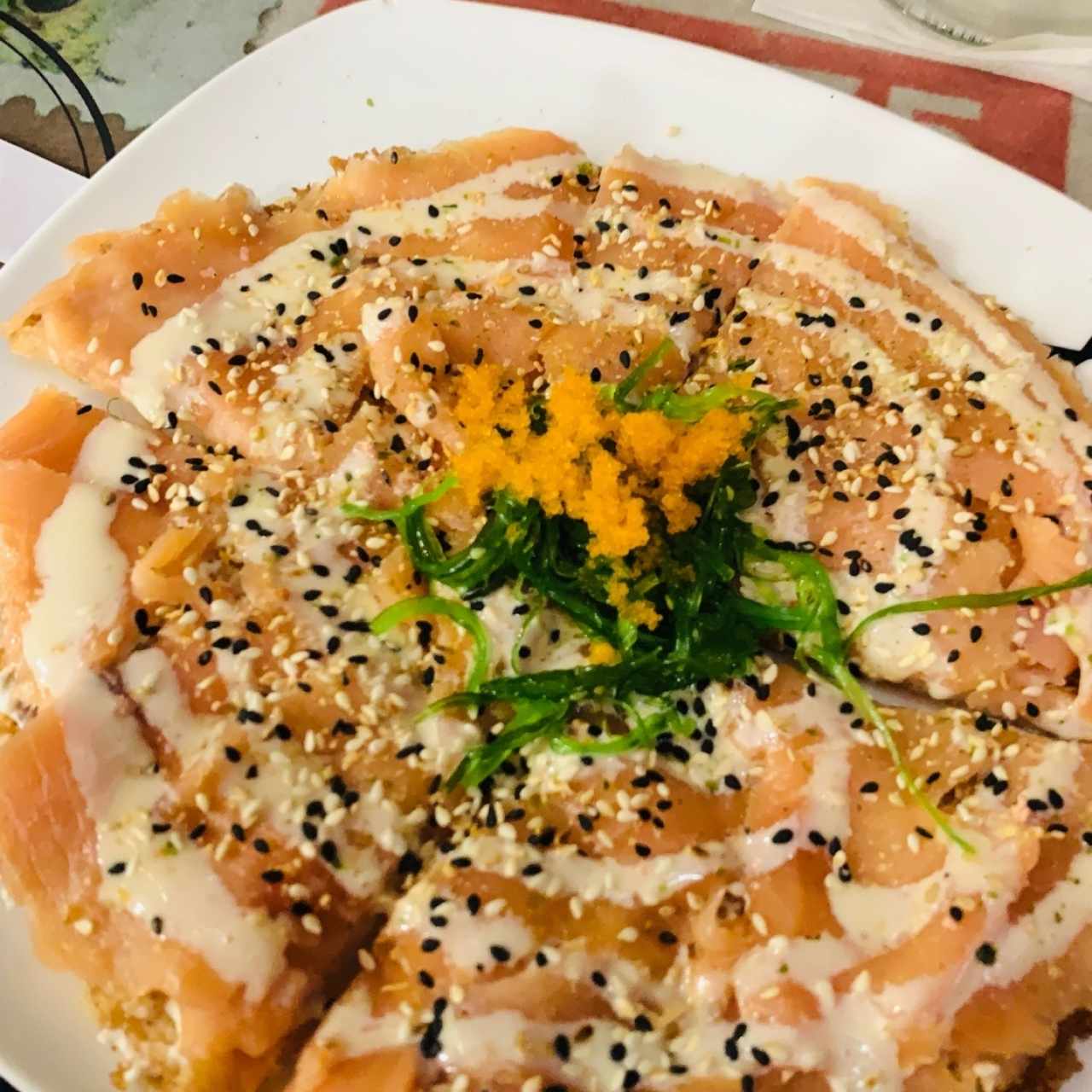 Sushi pizza de salmón