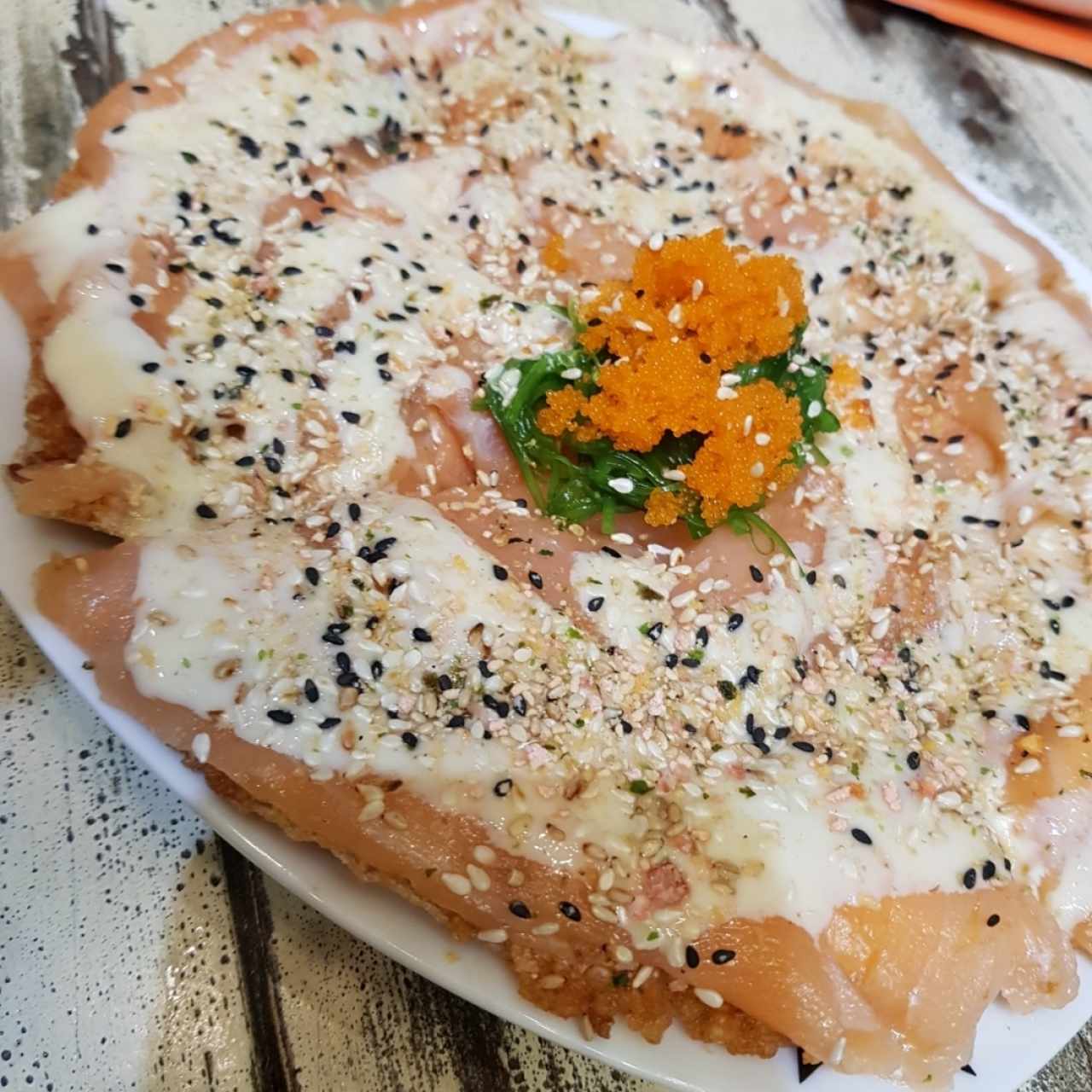 Sushi Pizza de Salmon Fresco