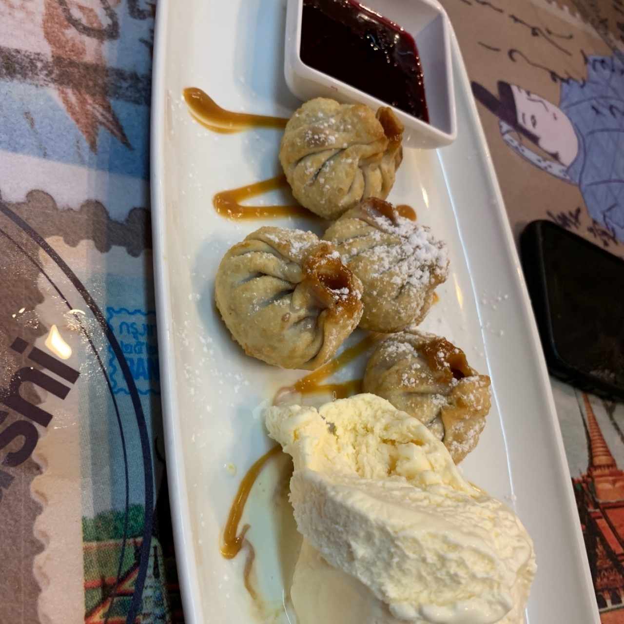 Wontons de queso y dulce de leche con helado
