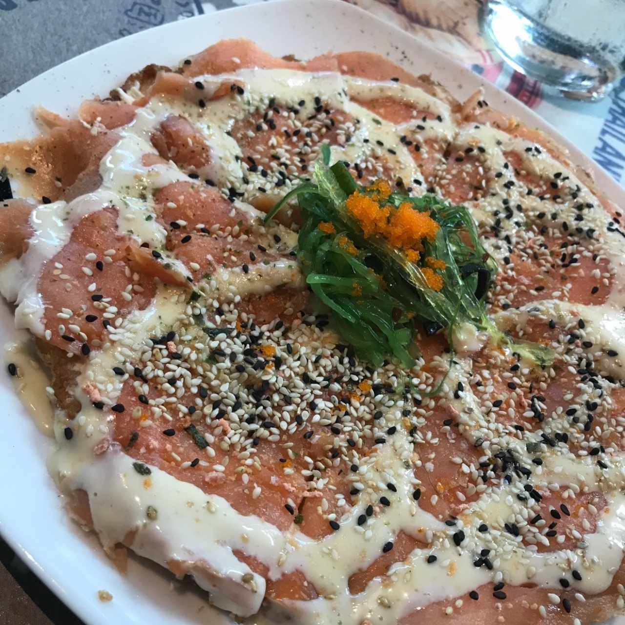 Sushi pizza de salmón