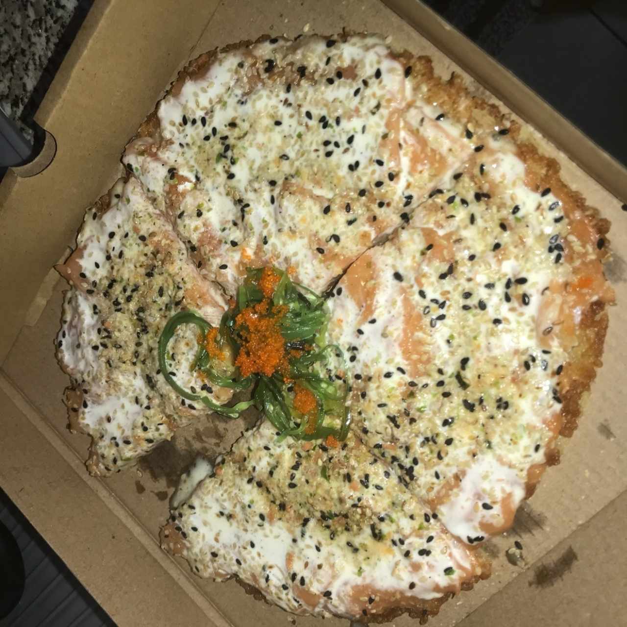sushi pizza de salmon fresco