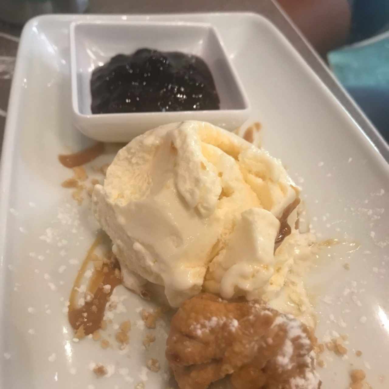 Wontons de queso y dulce de leche con helado