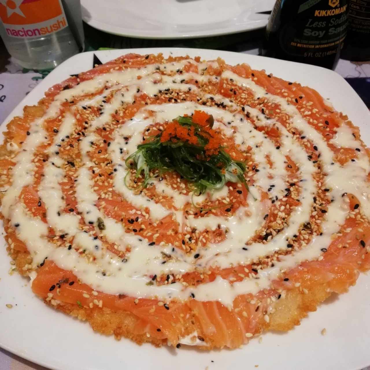 sushi pizza de salmón