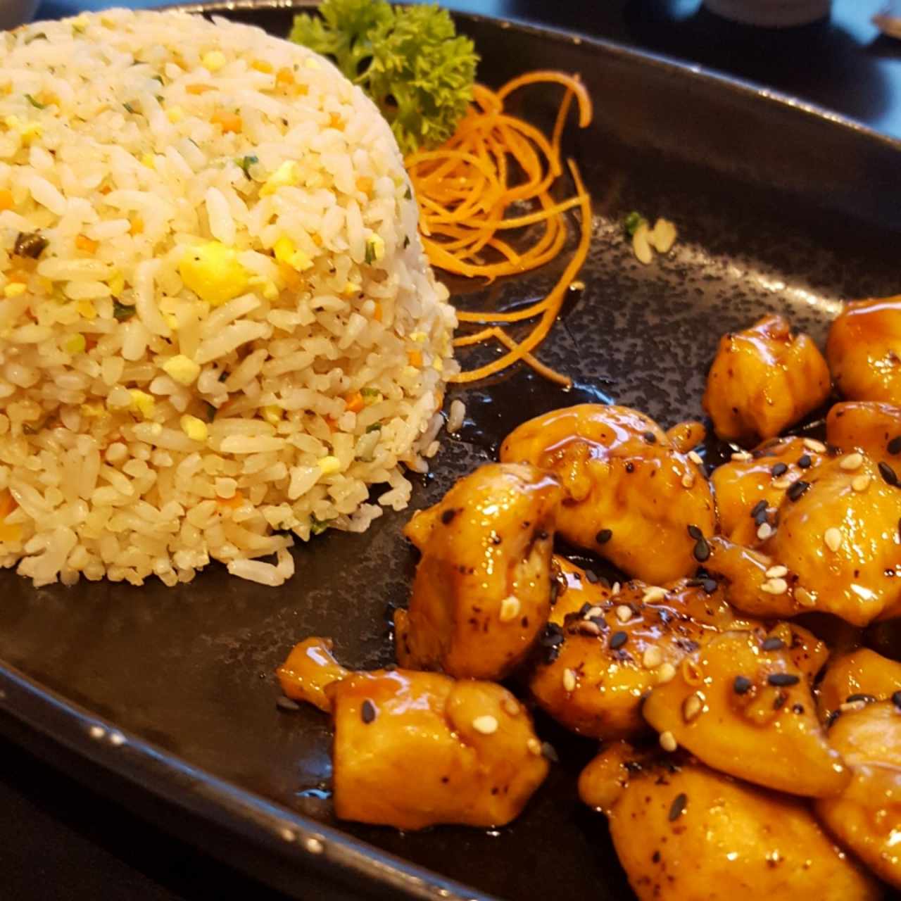 Teppanyaki de pollo con arroz