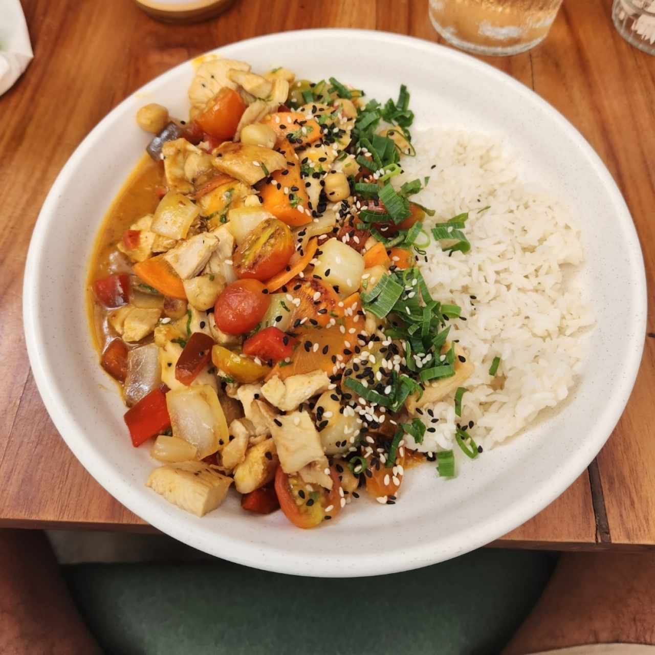 Curry de vegetales con pollo