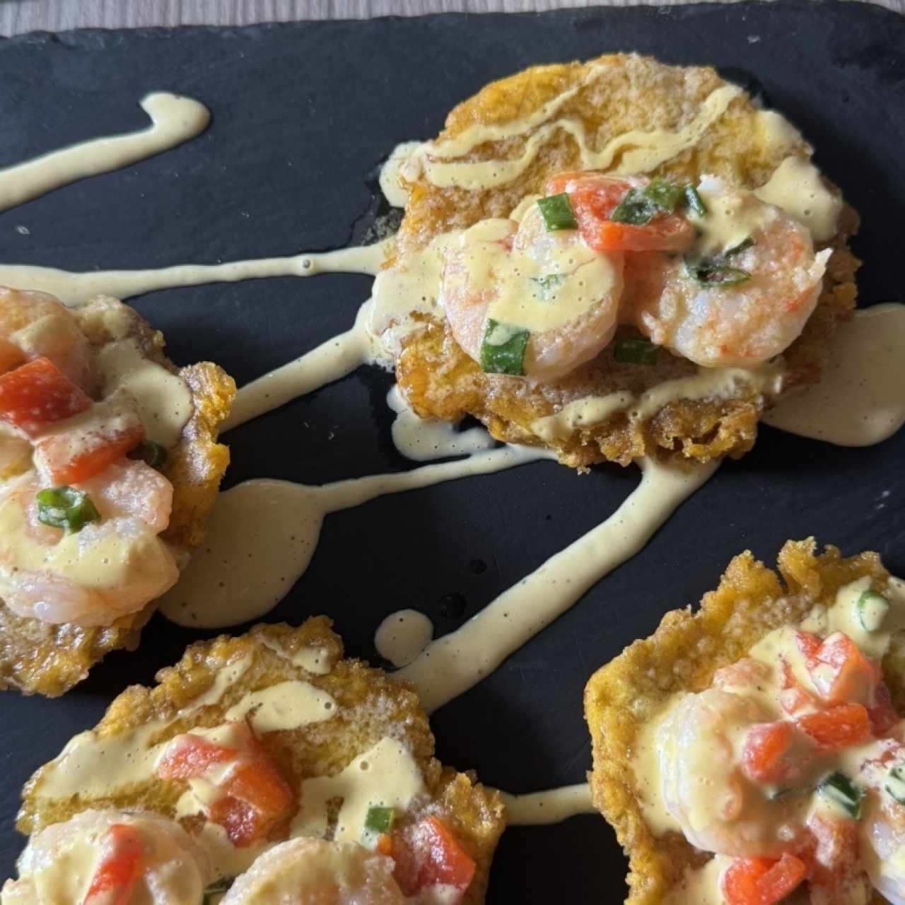 Patacones con camarones al ajillo