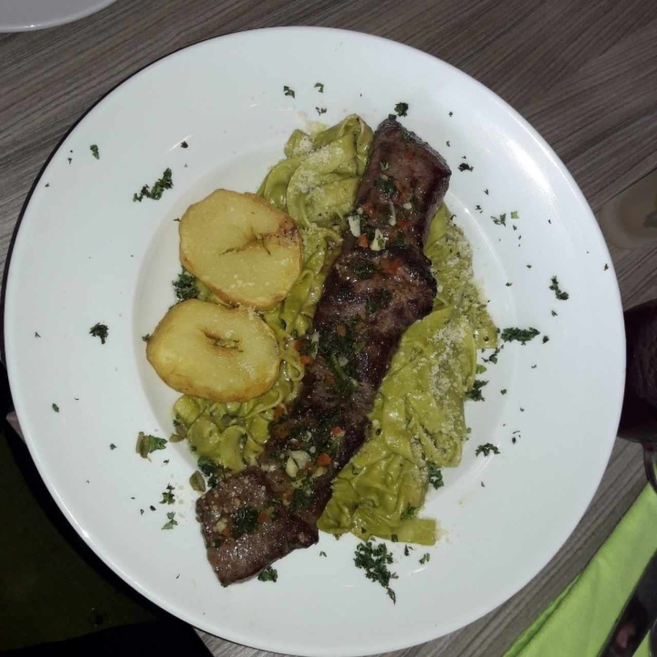 tallarin verde con churrasco