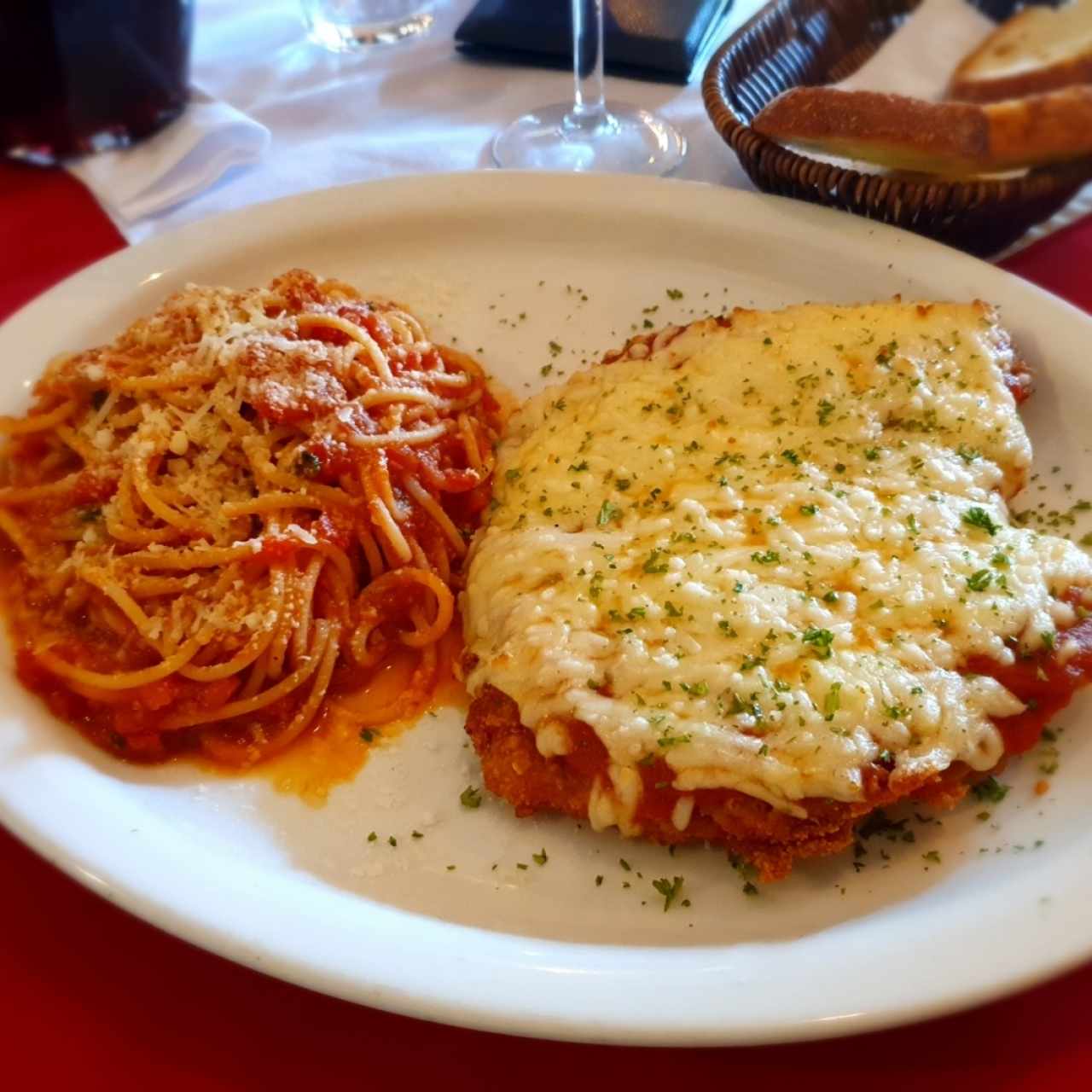 Pollo parmigiana con spaghetti en salsa pomodoro