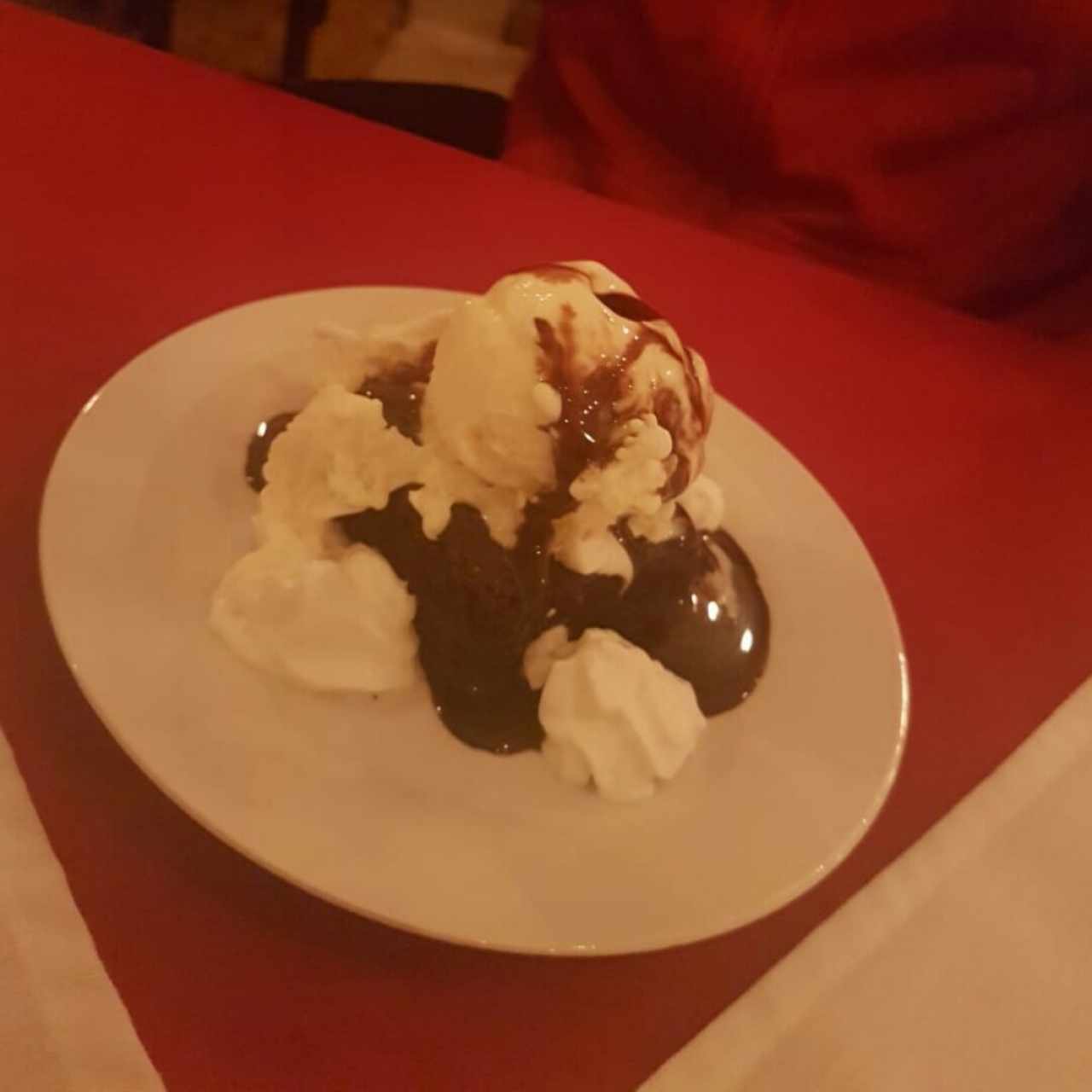 Postre: Brownie con Helado de Vainilla