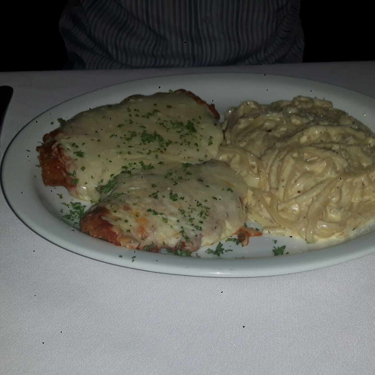 milanesa de pollo parmegiana con fetuchimi a la crema