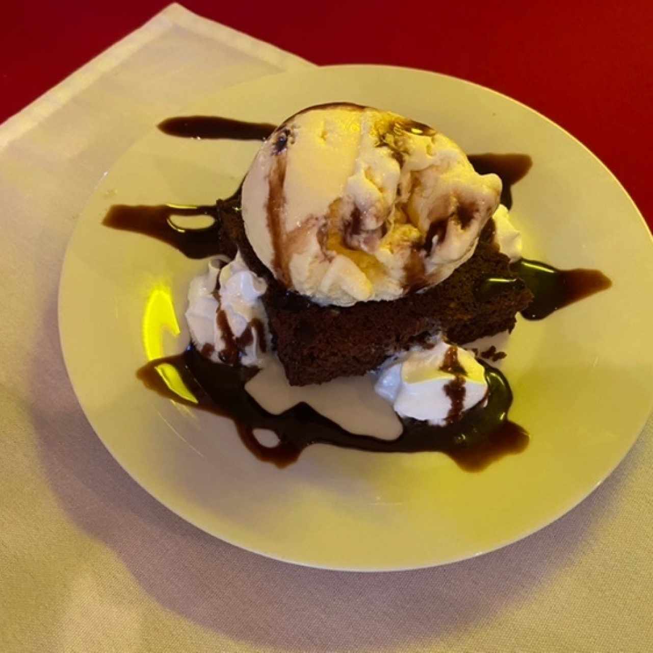 Brownie con helado