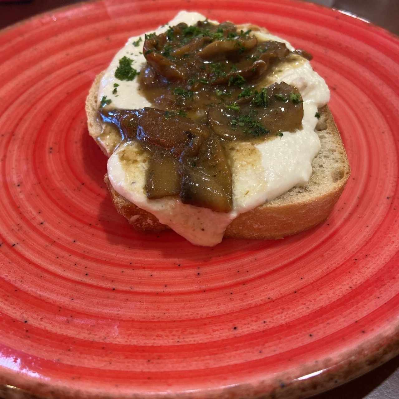 Entradas - Bruschetta con hongo y ricotta