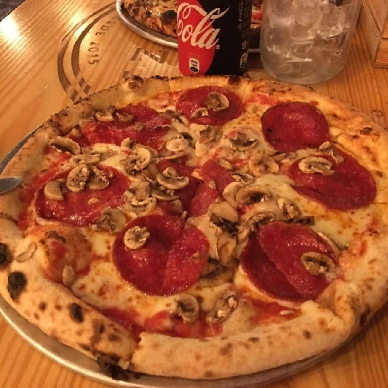 Pizza peperoni y hongos