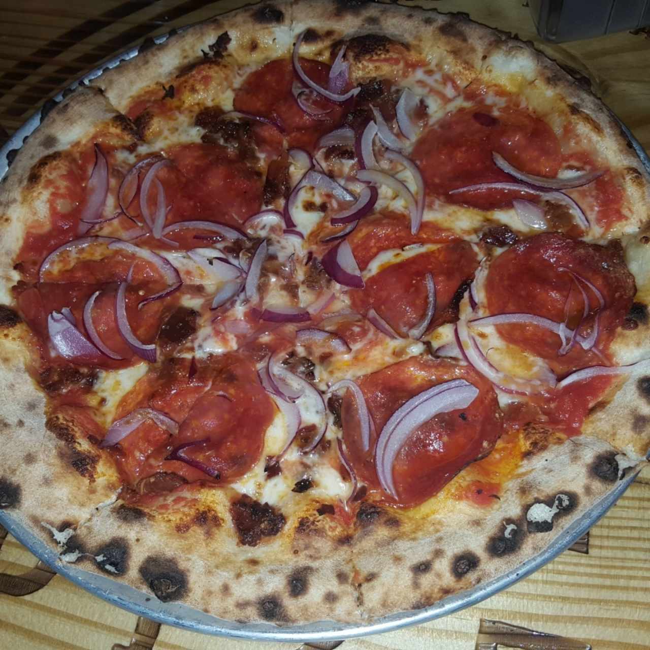 Pizza de Pepperoni, Bacon y Cebolla Morada