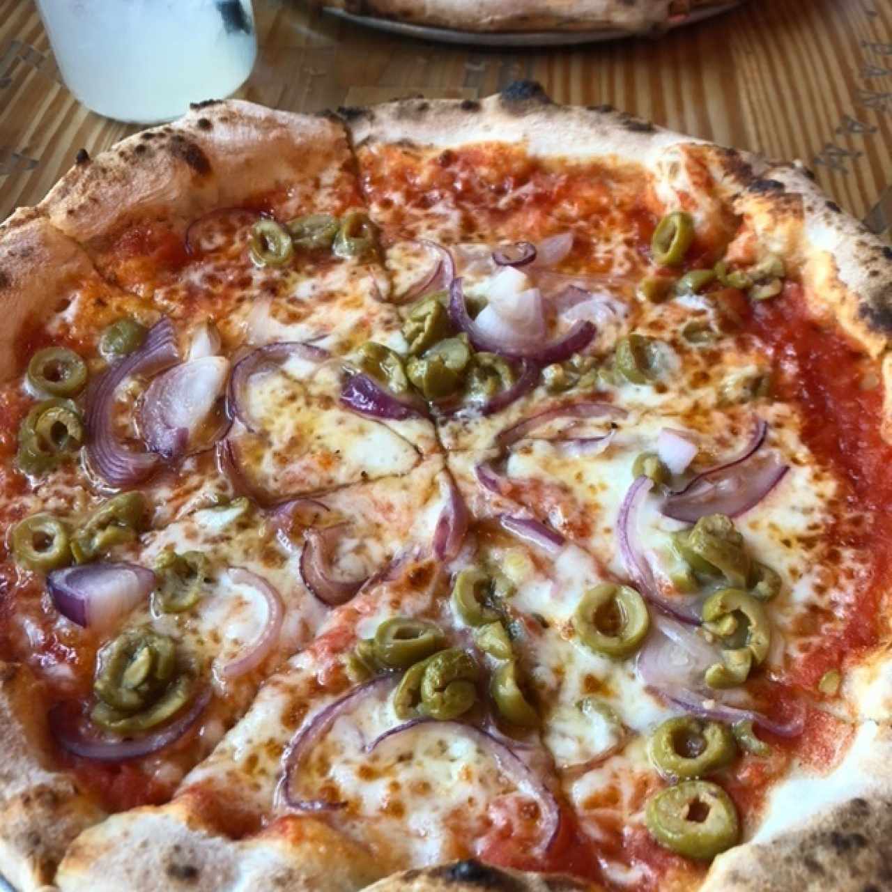 pizza de aceitunas verdes y cebolla