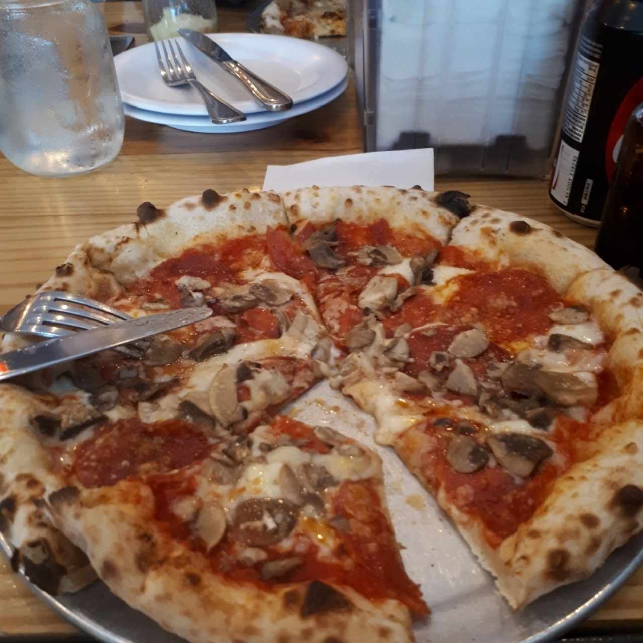 Pizza de Pepperoni con Hongos