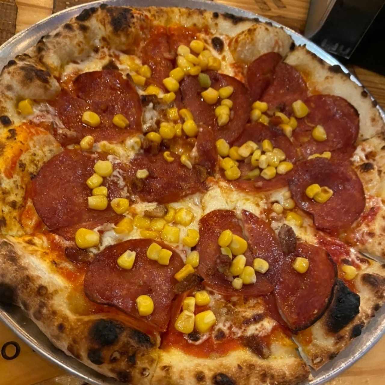 Pizza de peperoni con maíz