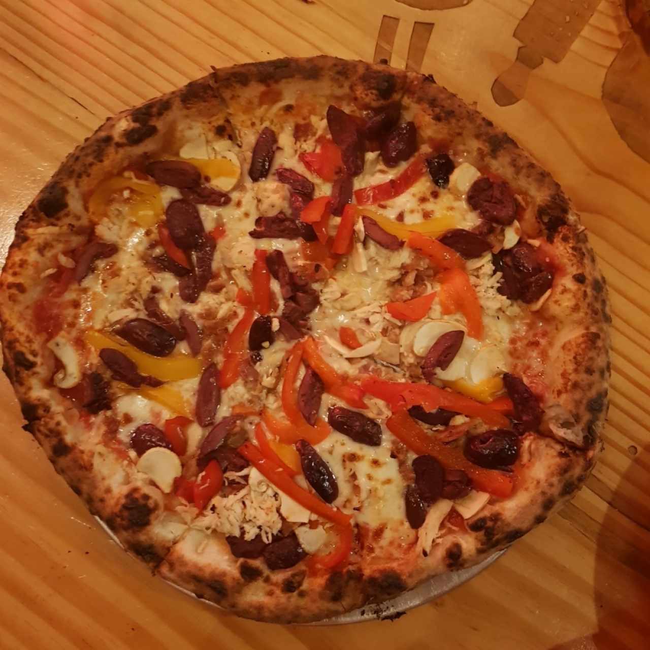 PIZZA ROJAS - BARRIO con aceitunas negras