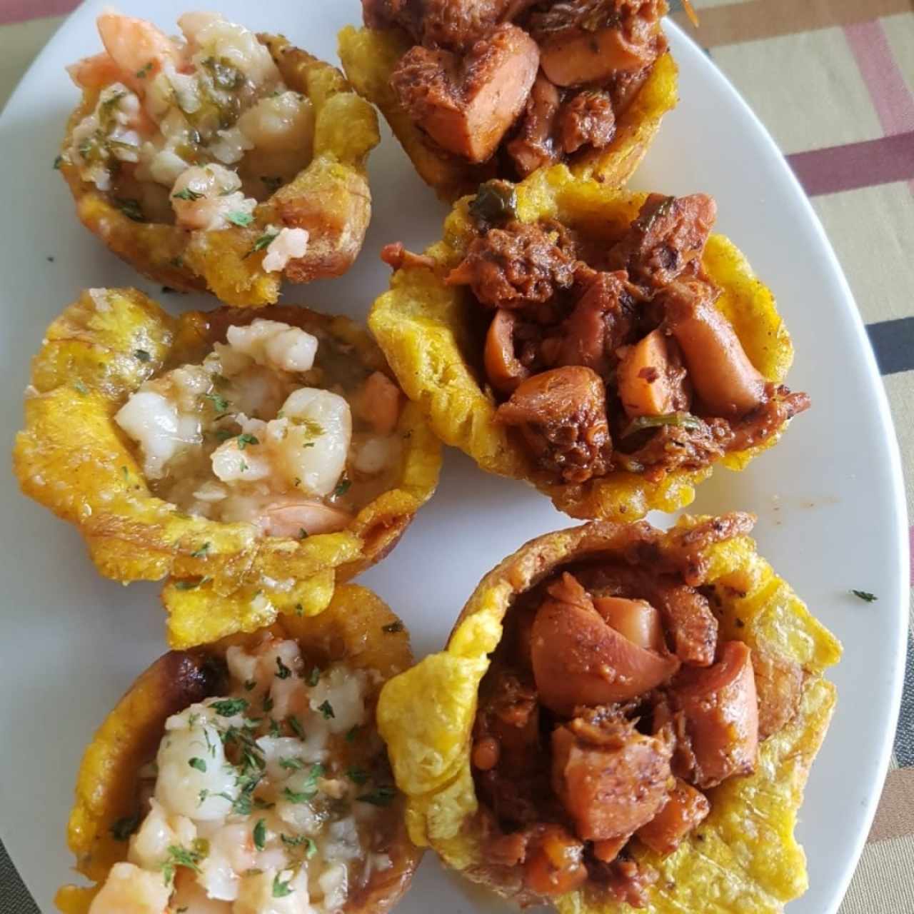 Patacones Rellenos de Pulpo Caribeño y de Camarones al Ajillo