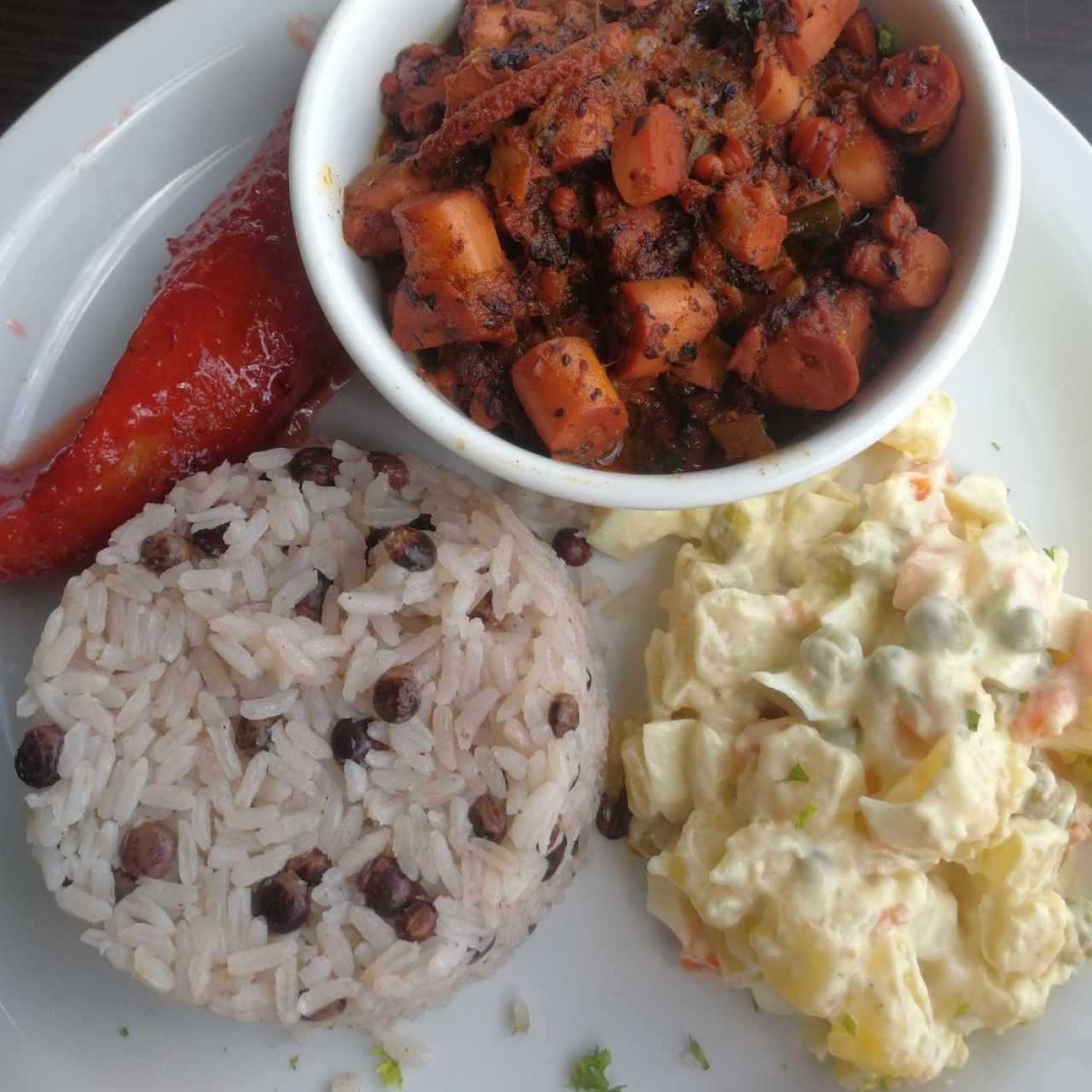 pulpo a la costeña con arroz, ensalada y plátano