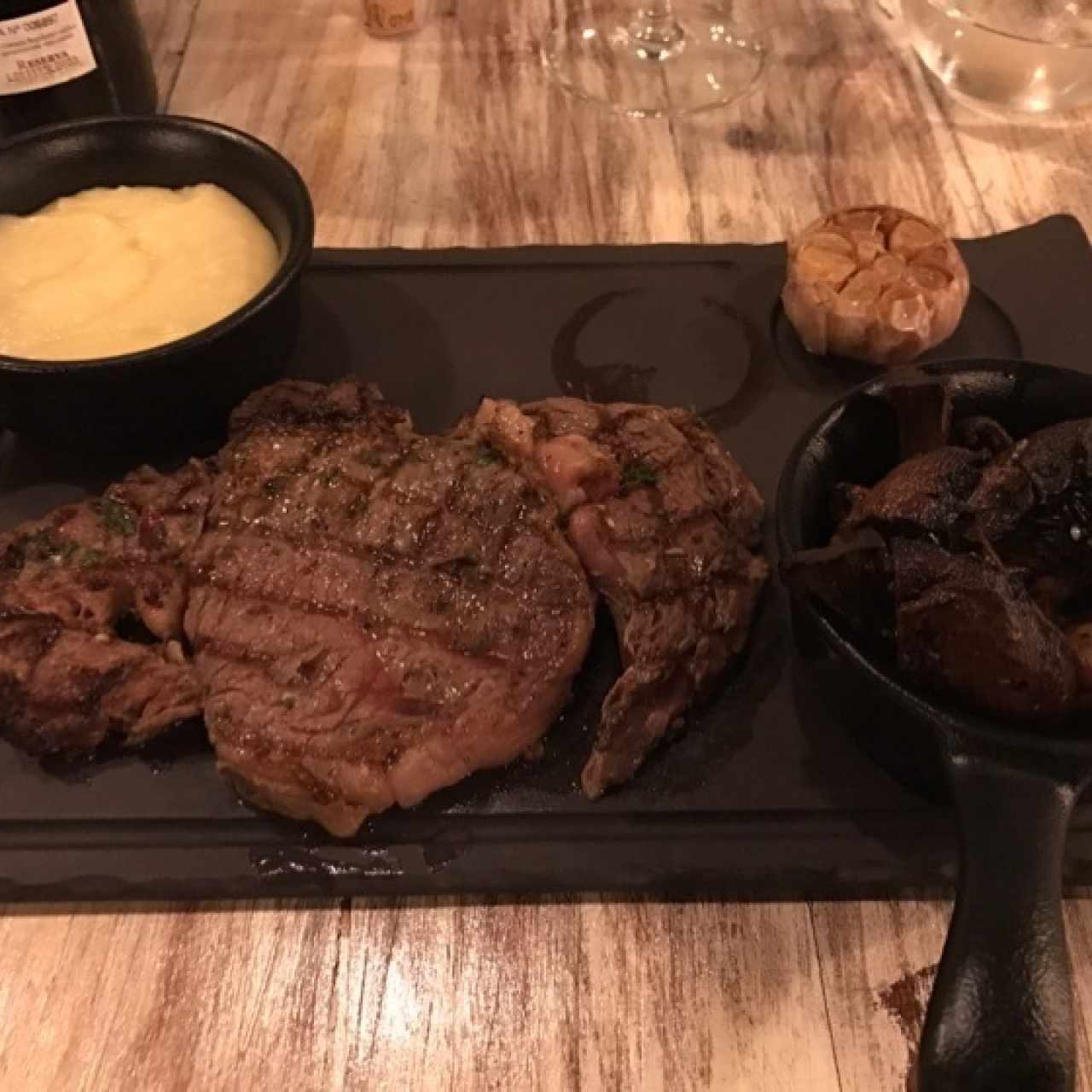 Rib eye acompñado con hongos y pure de papas