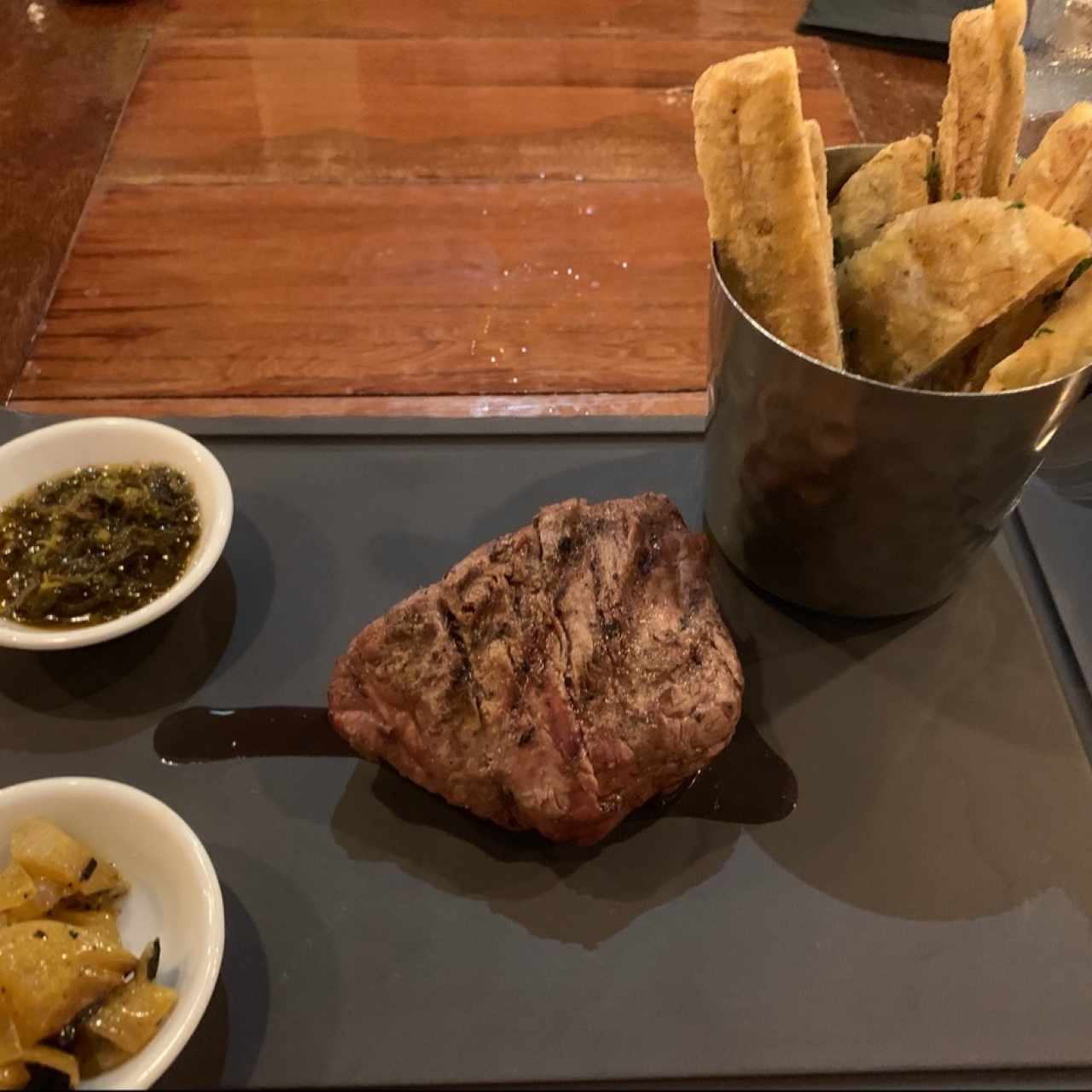 filete de res a la plancha con chimichurri y patacones de guineo chino 