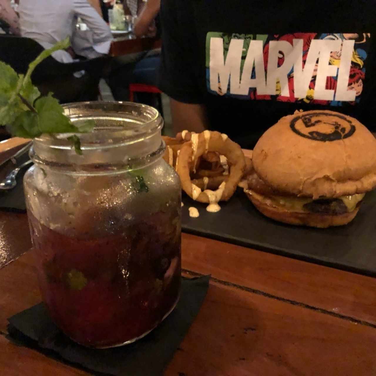 Hamburguesa Kraken y Mojito con Blueberry