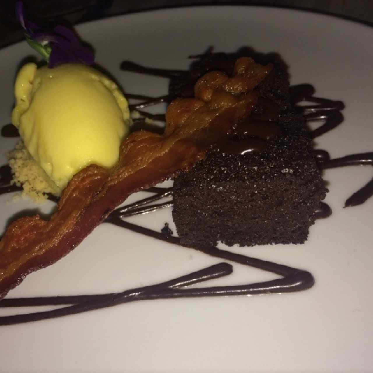 brownie, bacon y helado de maracuya