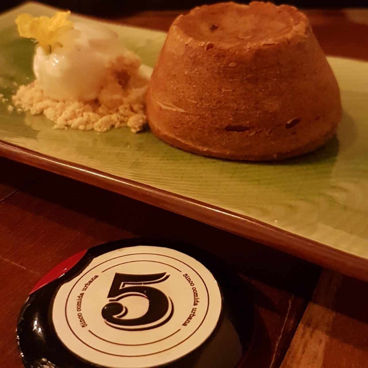 Volcán de Guayaba con Helado de Vainilla