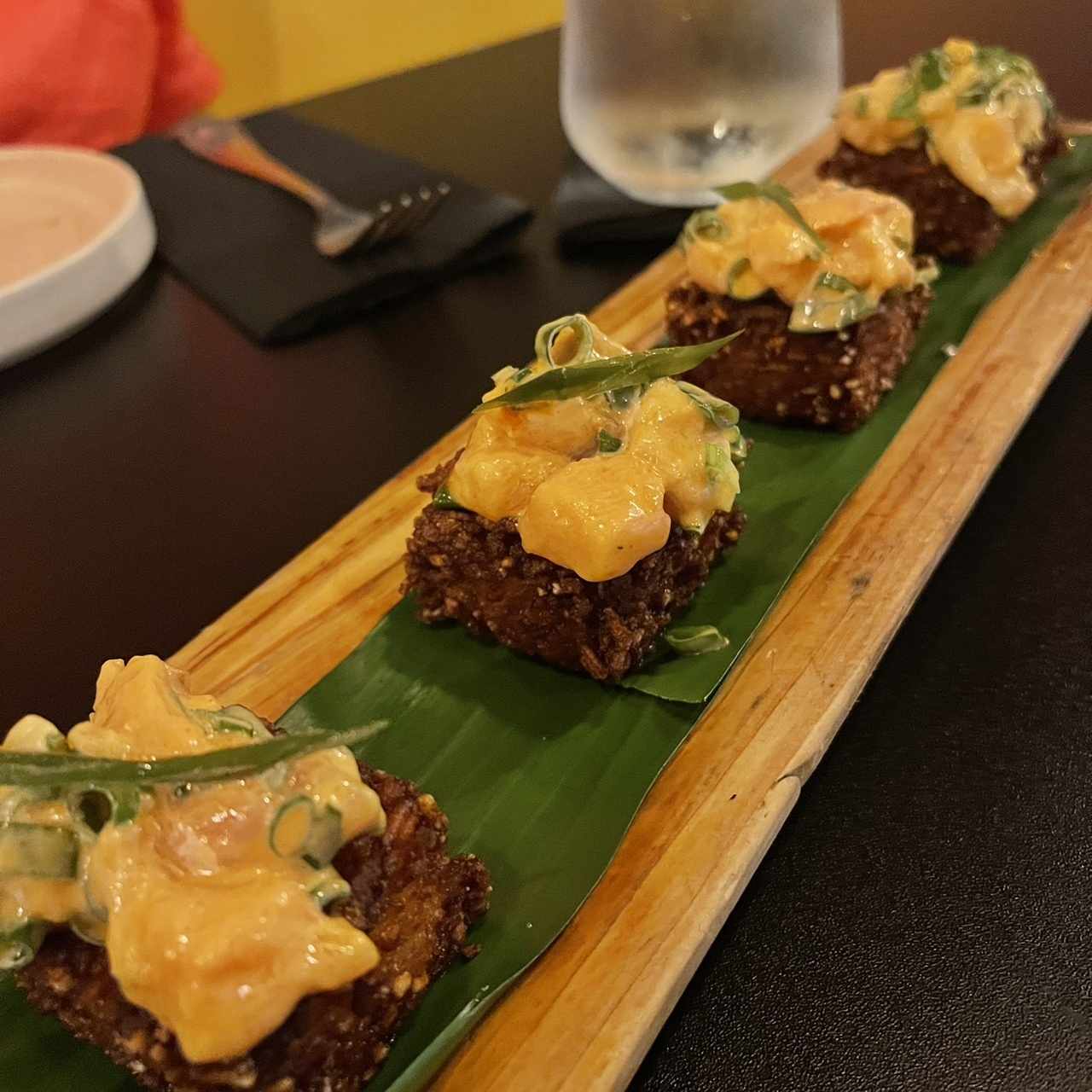 Arroz crispy con tartare de salmon