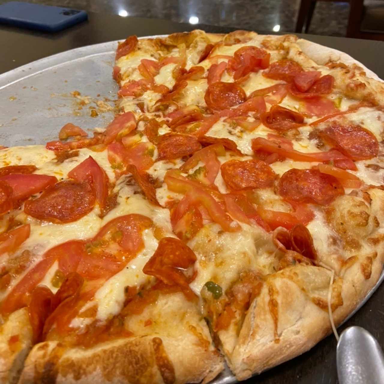 Pizza de pepperoni y tomate