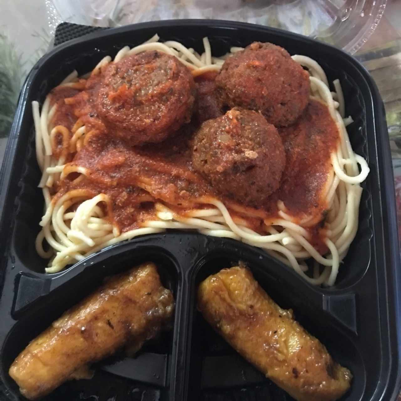 Spaghetti con Albóndigas y Tajadas
