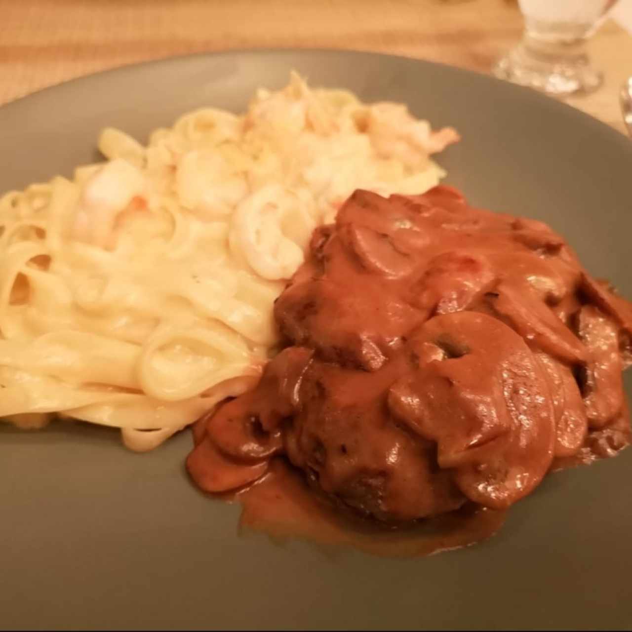 pasta alfredo con filette al champinon