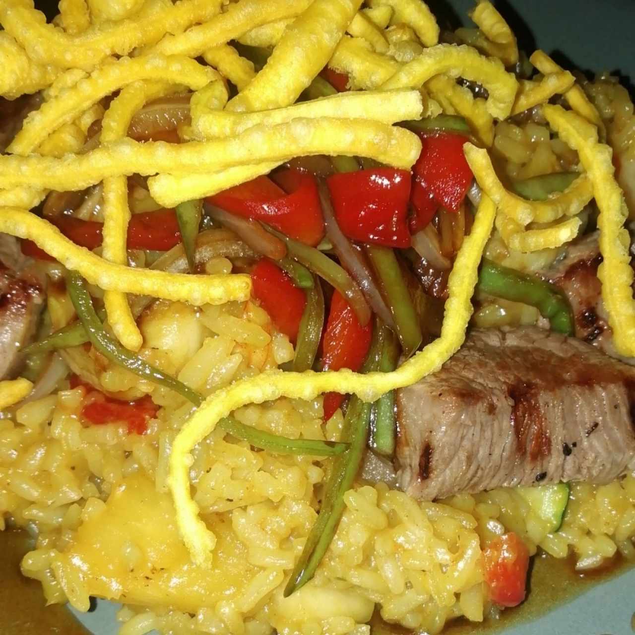 ARROZ CON LOMO Y LANGOSTINOS AL CURRY
