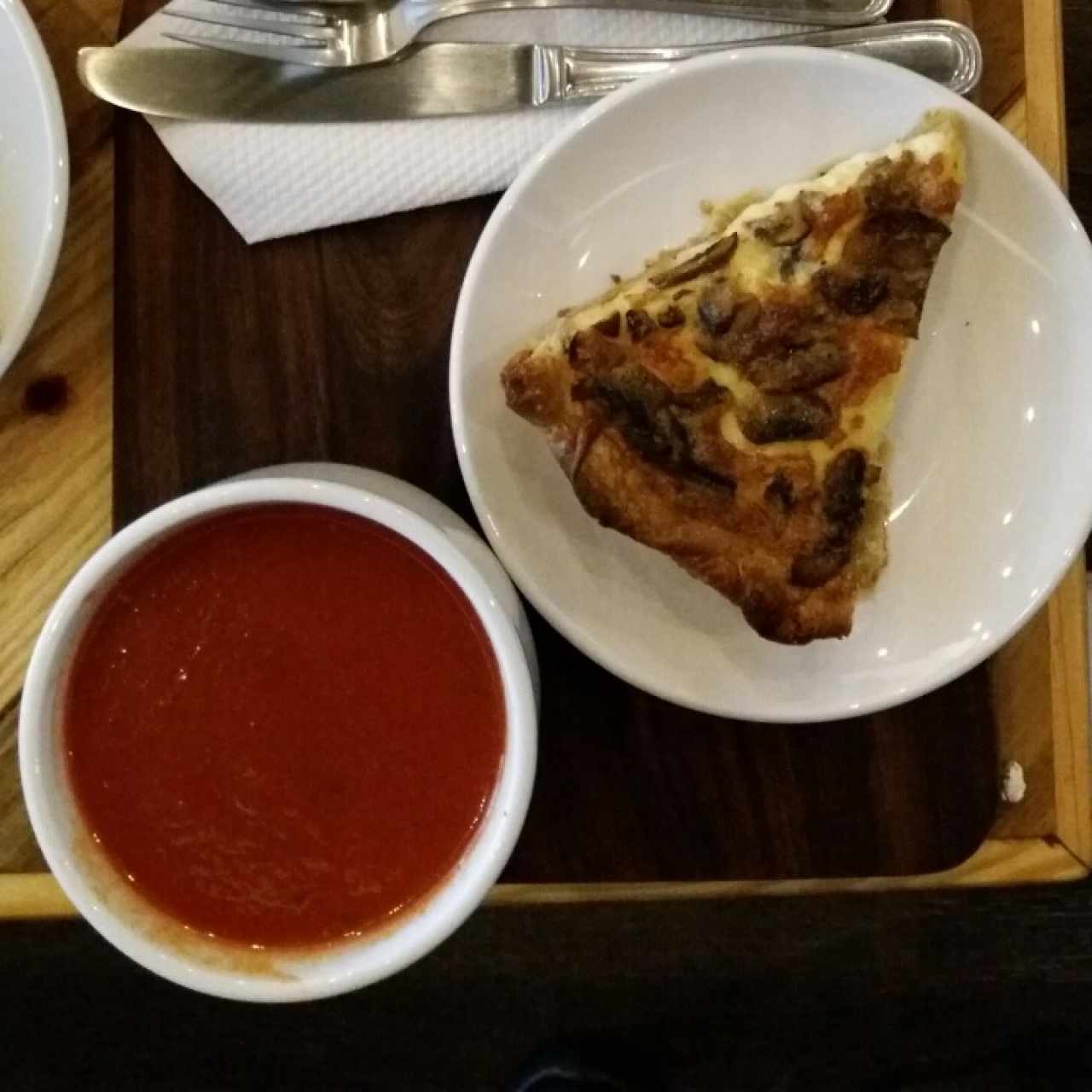 Sopa de tomate y Quiche de hongos con cebolla caramelizada
