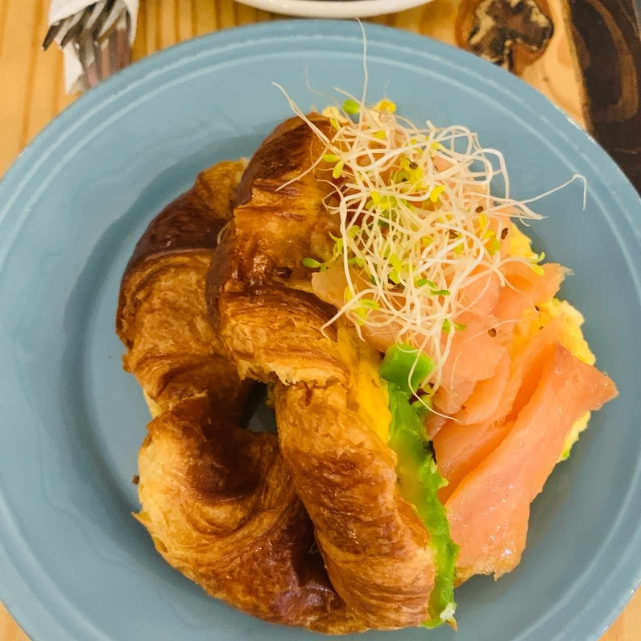 croissant con salmon