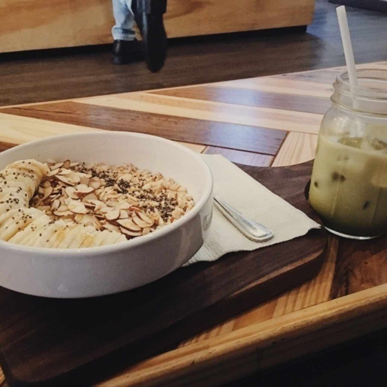 bowl de banana, almendras y avena y matcha latte
