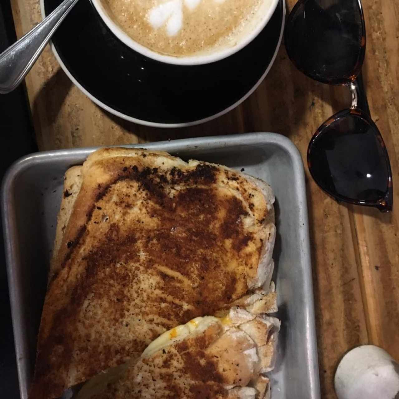 pan con queso y café 