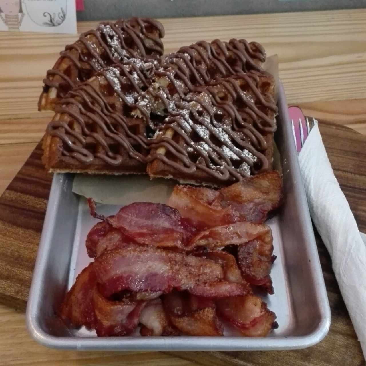 Waffles con nutella + bacon caramelizado