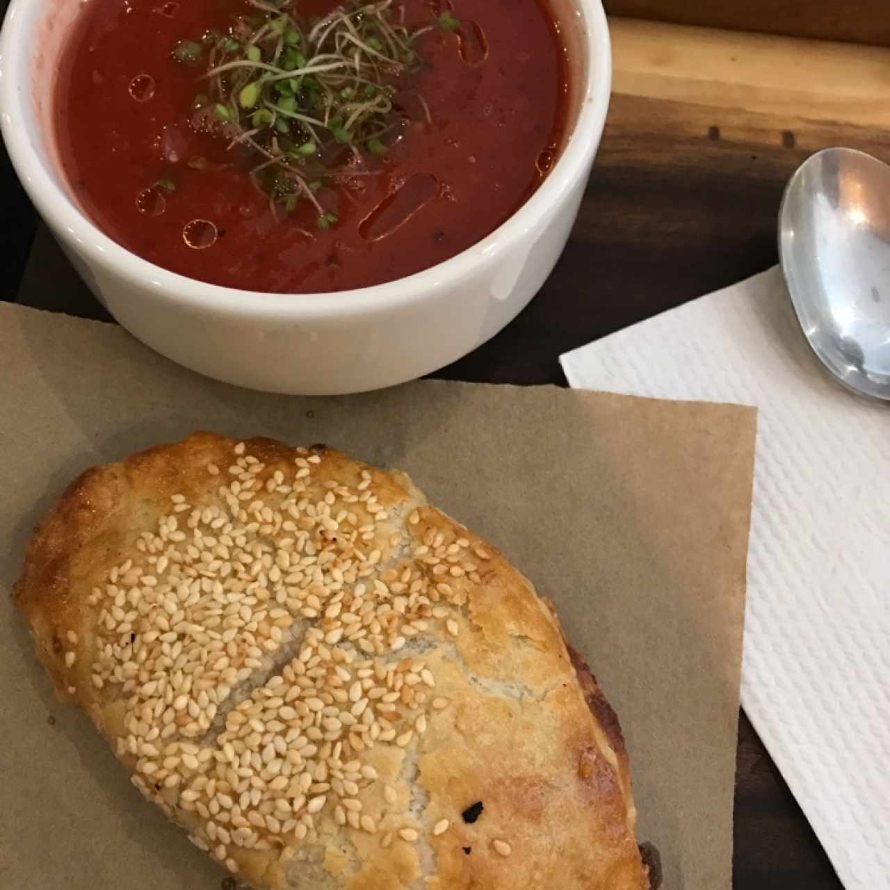Sopa de tomate 🍅 y empanada pollo 🥟🍗