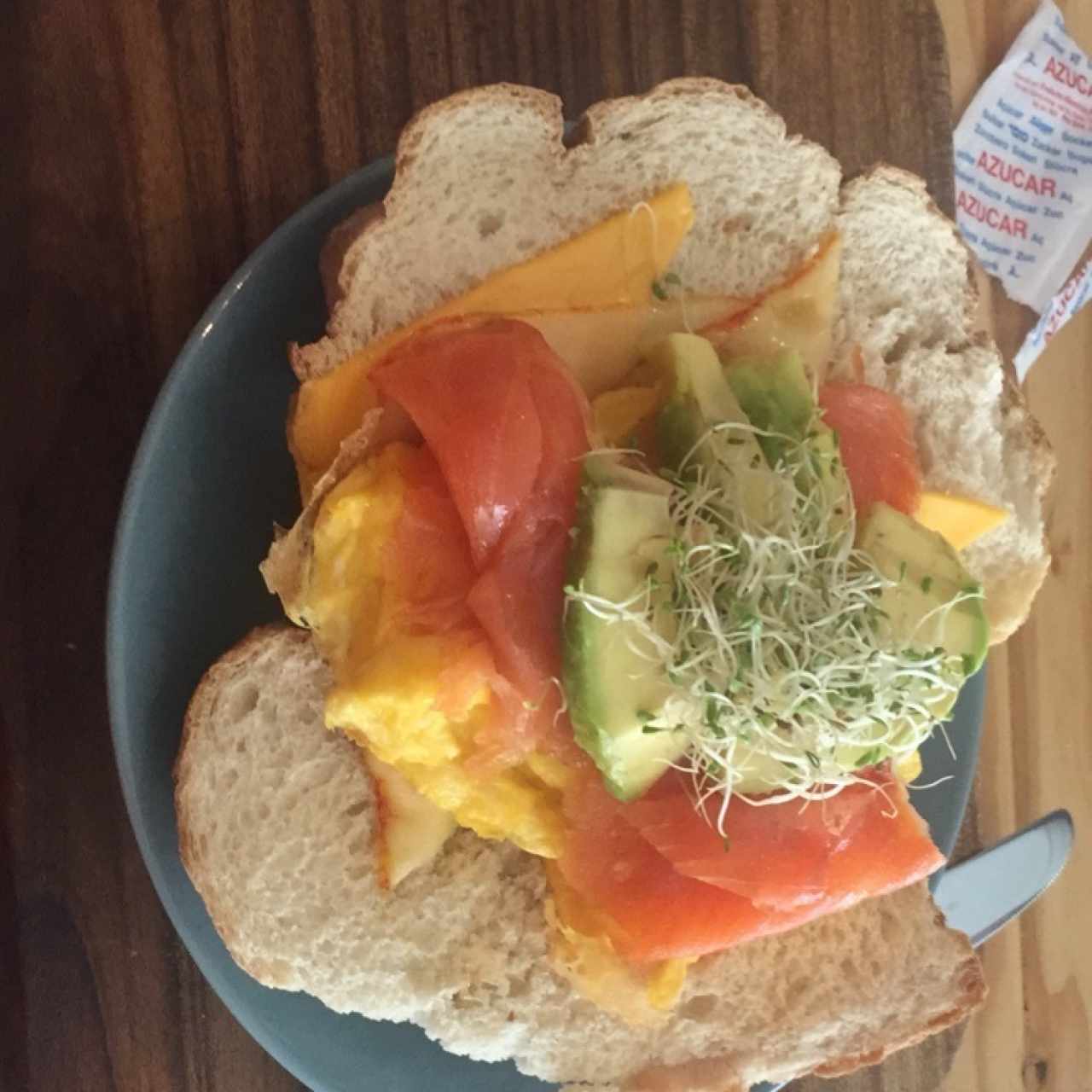 tostada con salmon ahumado