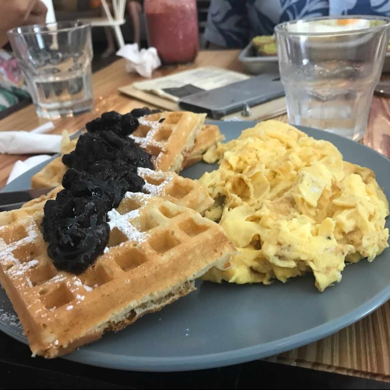 blueberry waffles con huevos revueltos 