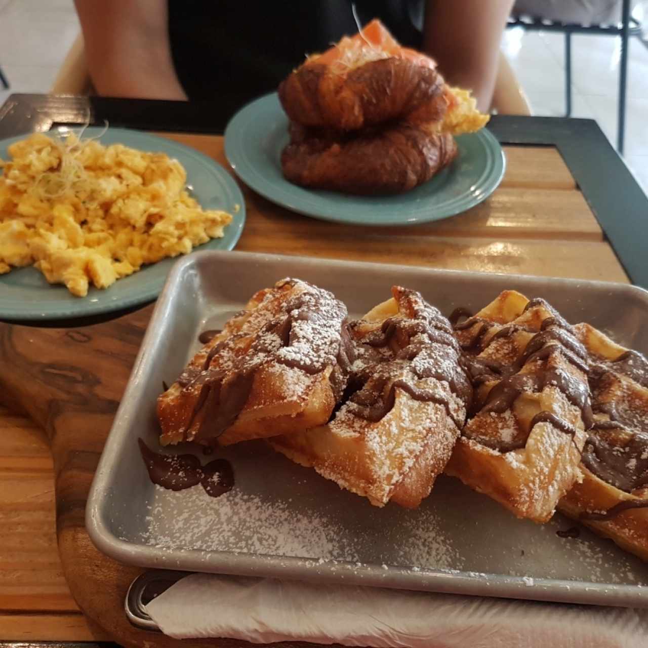 croissant criminal, waffles con nutella y huevos revueltos